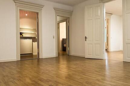 Altbauwohnung mit 4 Zimmern in der Innenstadt - Wg geiegnet 4 zimmer