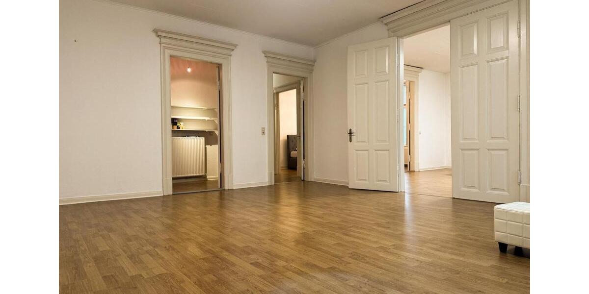 Altbauwohnung mit 4 Zimmern in der Innenstadt - Wg geiegnet 4 zimmer