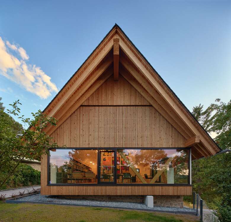 Haus zum Kaufen in Burg-Hohenstein 998.000 € 211 m²