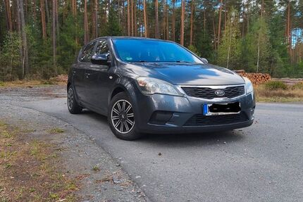 Kia ceed / Ceed 183.000 km 2.200 &euro; Mantel 92708