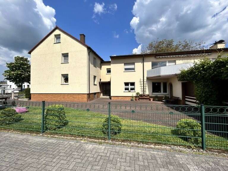 Haus zum Kaufen in Obertshausen 750.000 € 290 m² 9 zimmer