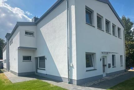 Frisch sanierte Gewerbehalle mit Büroflächen, Produktionsbereich & EinliegerWohnung zu vermieten!
