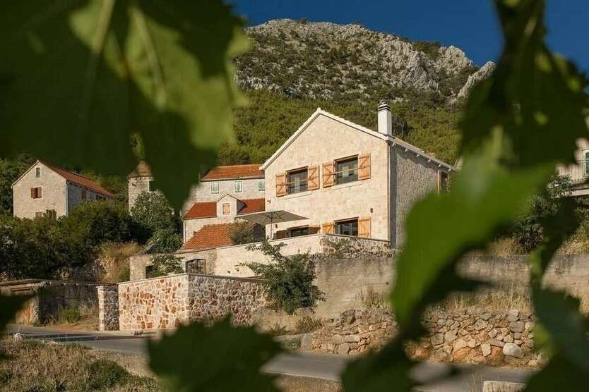 Haus zum Kaufen in Insel Hvar 800.000 € 250 m²