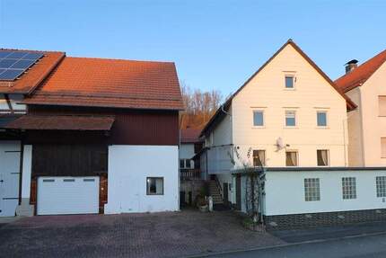 Großzügiges Familienanwesen mit Innenhof, Nebengebäuden und herrlicher Aussicht 8 zimmer