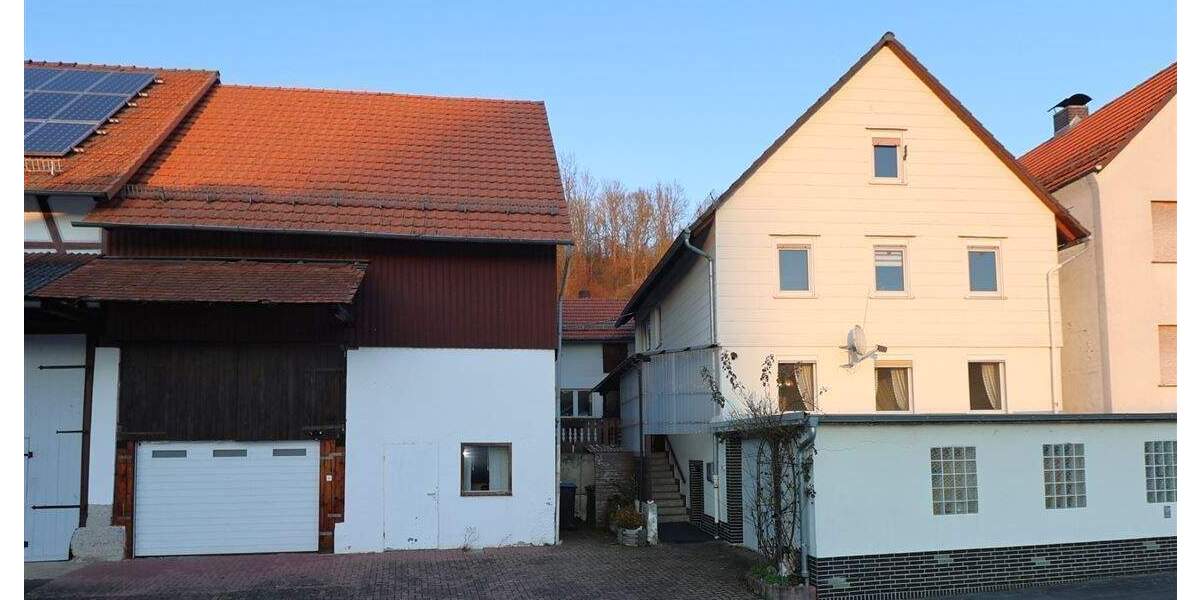 Großzügiges Familienanwesen mit Innenhof, Nebengebäuden und herrlicher Aussicht 8 zimmer