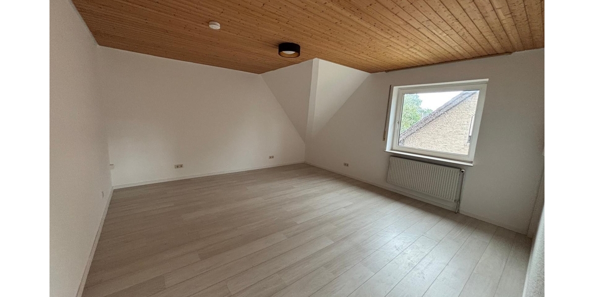 Oberwohnung mit Balkon am Obenende in zentraler Lage - Dachgeschoßwohnung Papenburg | Angebot:26095806