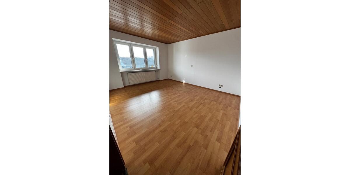 Etagenwohnung Wallersdorf - 5 Zimmer, 130 m&sup2;, 1.100&euro; | Angebot:25639624