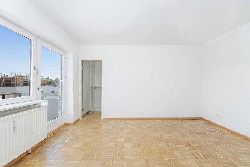 Großzügige und sehr gepflegte 4-Zimmer-Wohnung mit 2 Balkonen und Einbauküche.