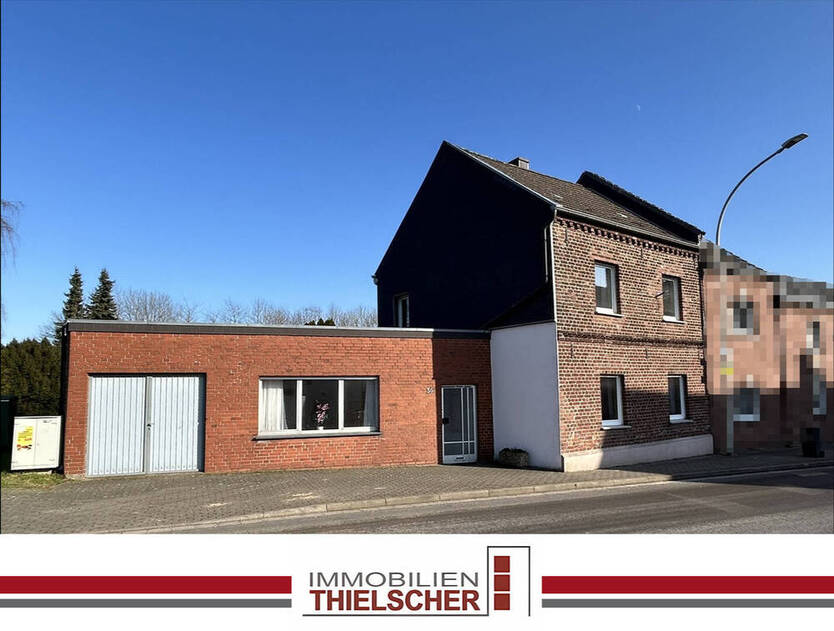 Großzügiges Wohnhaus mit zwei Anbauten und weitläufigem Grundstück