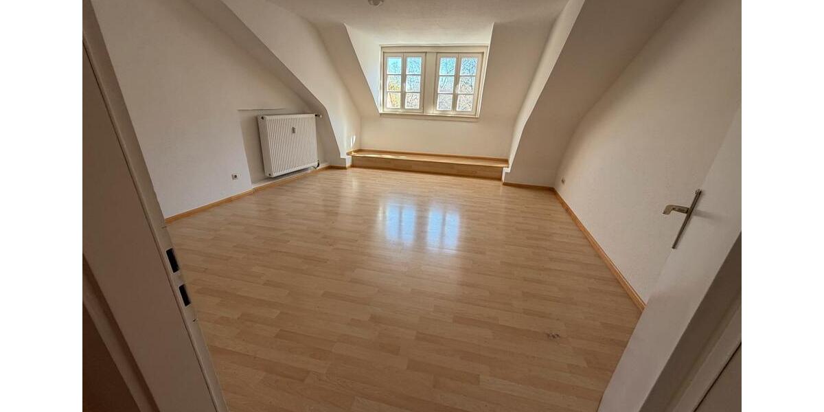 Dachgeschoßwohnung Villingen-Schwenningen Schwenningen - 3 Zimmer, 105 m&sup2;, 990&euro; | Angebot:26272312