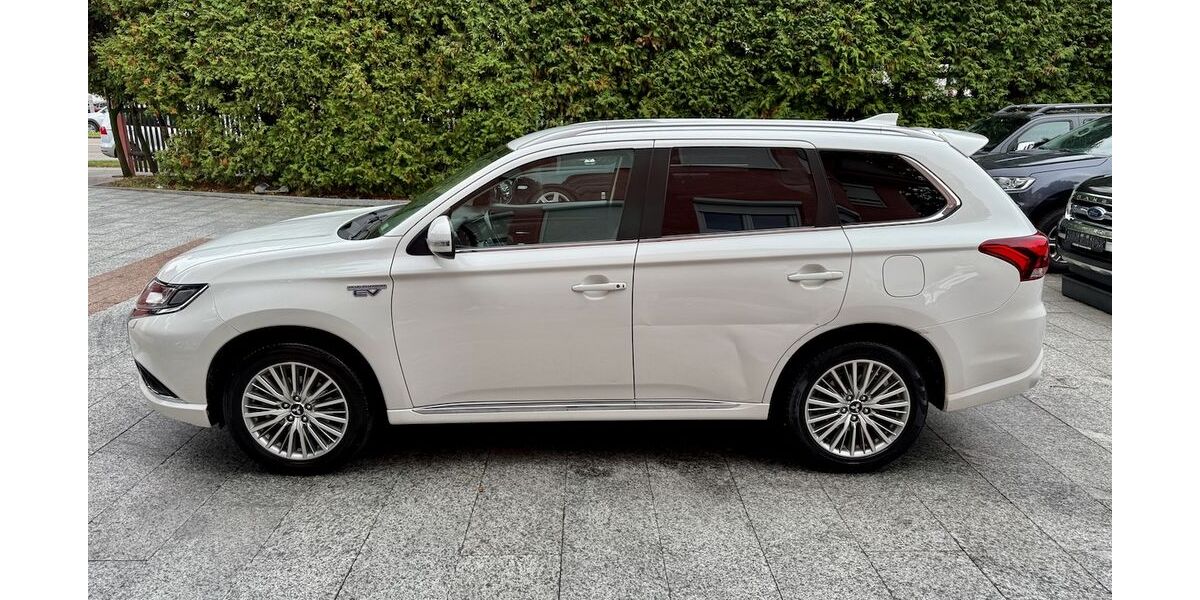 Mitsubishi Plug-in Hybrid Outlander 138.000 km 14.980 € München 81827