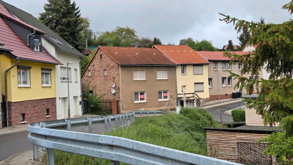 Reihenhaus Hettstedt - 3 Zimmer, 130 m&sup2;, 35.000&euro; | Angebot:27126510