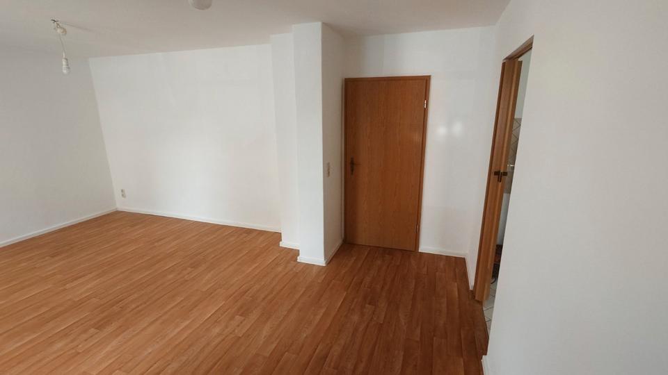 Erdgeschoßwohnung Hohenstein-Ernstthal Ernstthal - 2.5 Zimmer, 62 m&sup2;, 300&euro; | Angebot:26679894
