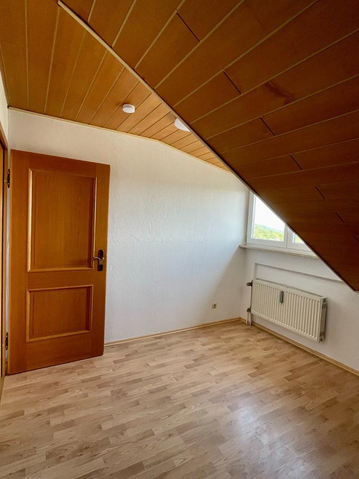 Helle 4-Zimmer-DG-Wohnung mit EBK – perfekt für Familie oder Home zimmer