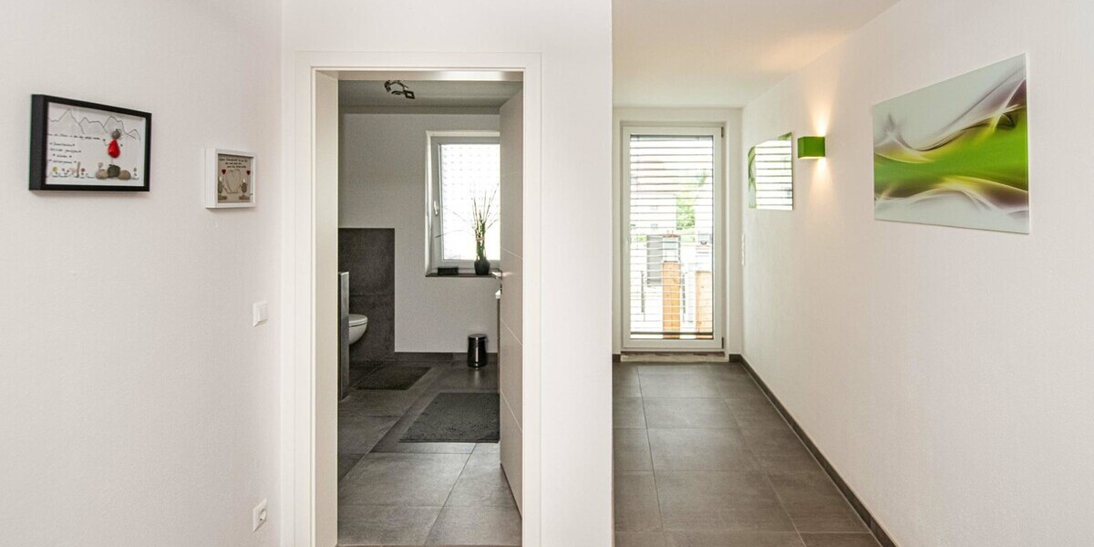 Modernes Wohnerlebnis – Großzügiges Zweifamilienhaus mit nachhaltiger Energietechnik und sofortiger Verfügbarkeit - Zweifamilienhaus Roding | Angebot:26855937