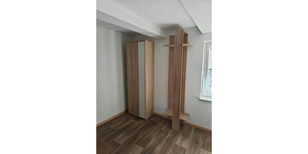 Vollmöbellierte Dachgeschosswohnung 2 Zimmer Küche Bad zimmer