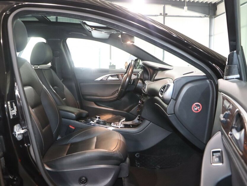 Q30 1.6 PREMIUM / PANORAMA / LED / NAVI+360°