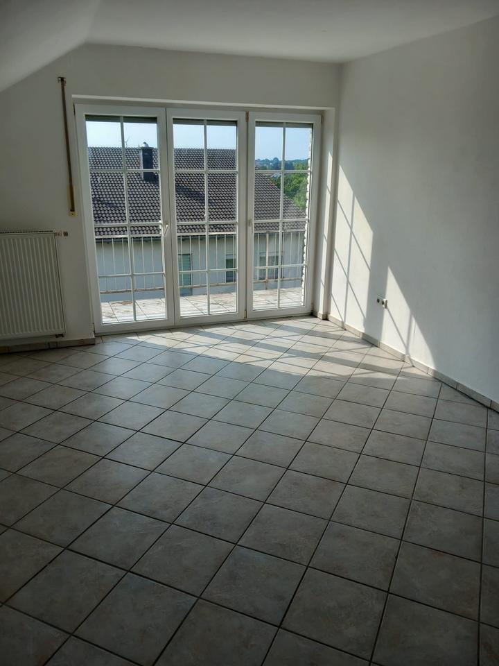 EinZimmerwohnung + Küche, Bad, Flur, Balkon, Keller, Stellplatz