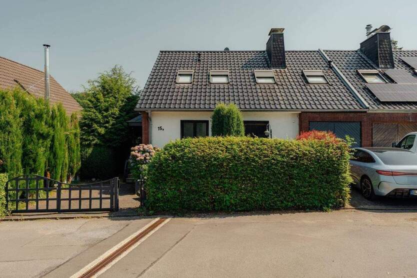 Doppelhaushälfte mit drei separaten Wohneinheiten im Grünen 7 zimmer