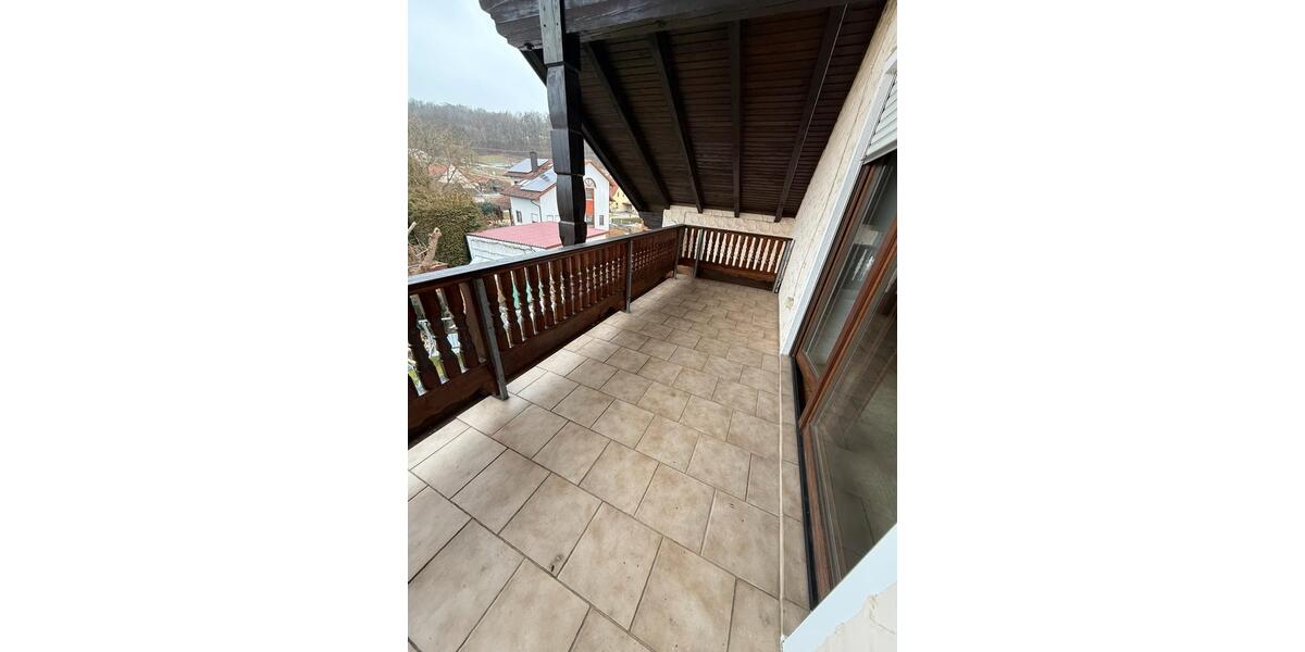 Dachgeschoßwohnung Wenzenbach - 3 Zimmer, 131 m&sup2;, 950&euro; | Angebot:24840053