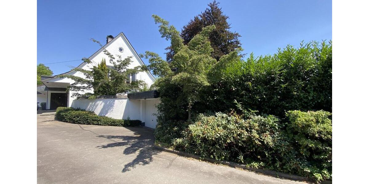 Villa Gummersbach - 6 Zimmer, 250 m&sup2;, 2.350&euro; | Angebot:25216498