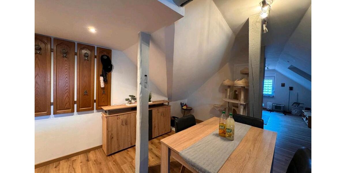 schöne Dachgeschoss Wohnung. 2 zimmer