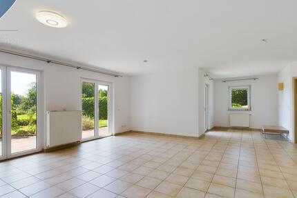 Großzügige Terrasse & viel Grün: Helle Souterrainwohnung 3 zimmer