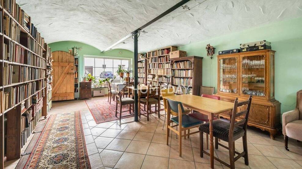 Geräumiges Haus mit 792 m² Nutzfläche, Scheune für 10 Fahrzeuge, Gartenparadies und Ausbaureserve