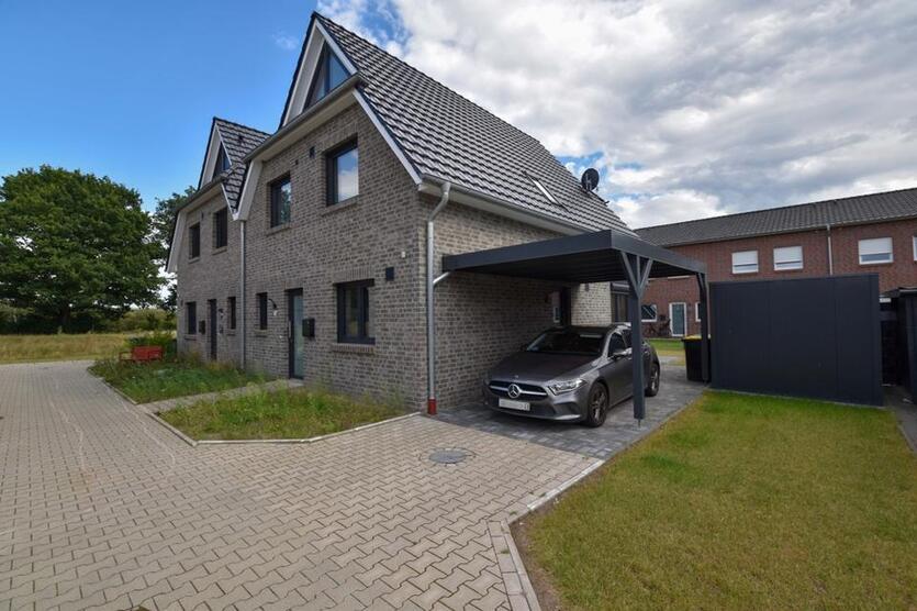 Neuwertige Doppelhaushälfte mit Einbauküche und Carport im Stadtteil Krusenbusch der Stadt Oldenburg