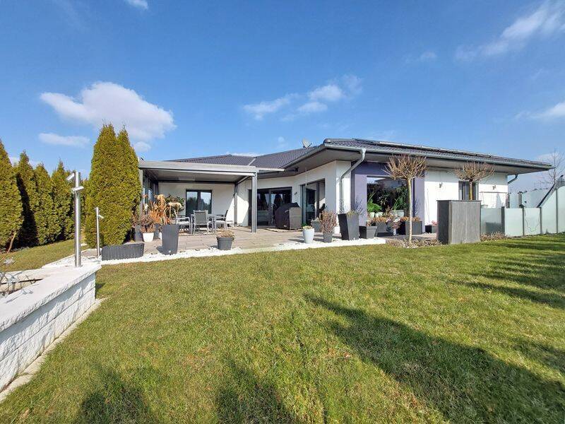 Eleganz trifft Effizienz: KfW40-Bungalow mit EinliegerWohnung!