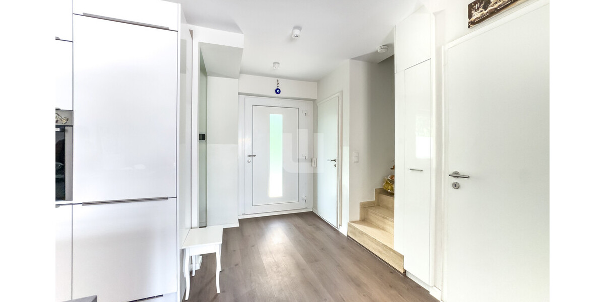 WINDISCH – Stilvoll modernisiertes REH aus 2021 mit TOP-Ausstattung, Pool und Ausbaupotenzial im DG - Reihenendhaus Eichenau | Angebot:24662345