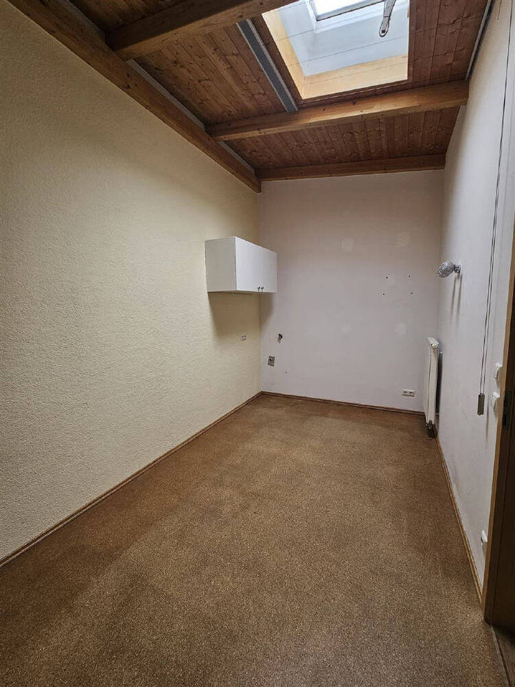 Ideal für Paar! 5 Zimmer Wohnung im ersten OG mit Balkon