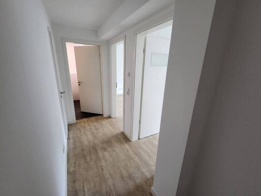 Exklusiv: Sanierte 3-Zi.-Wohnung mit Carport, Aufzug, Balkon & traumhaftem DOM-Blick am Mühlenteich