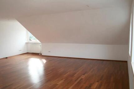Top gepflegte 3-Zimmer DG-Wohnung mit EBK und Balkon