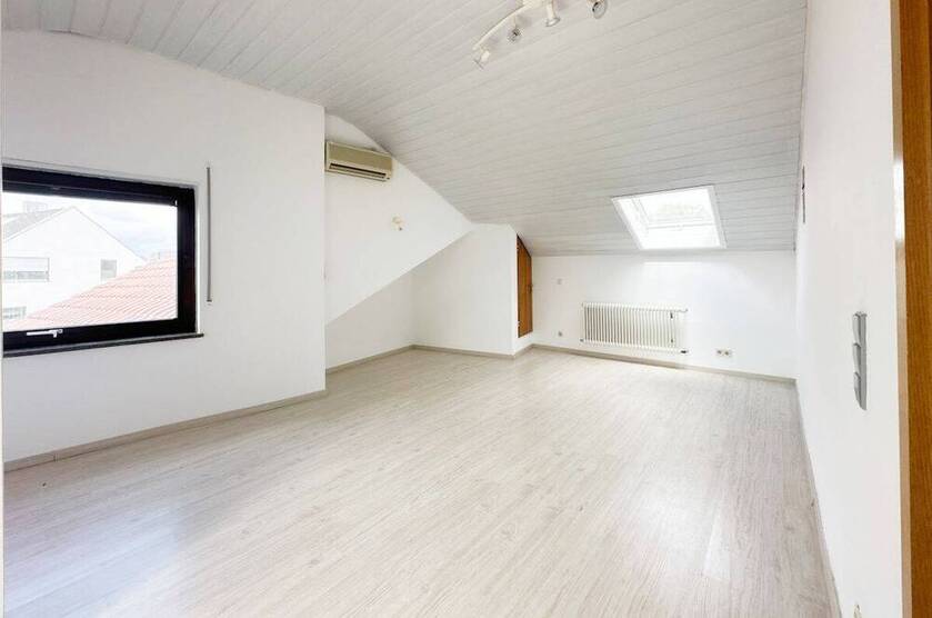 Außergewöhnliche 4,5 Zimmer Wohnung direkt am Feld mit Garage