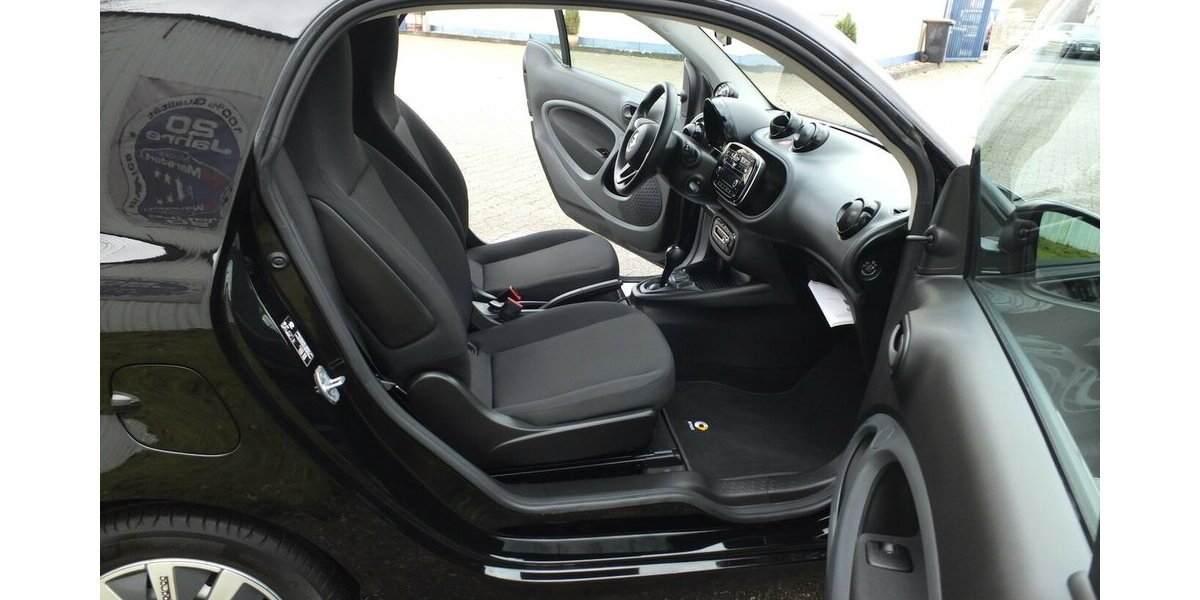 Smart ForTwo electric drive EQ AUTOMATIK KLIMAAUTOMATIK 5.183 km 10.700 &euro; Köln 50858