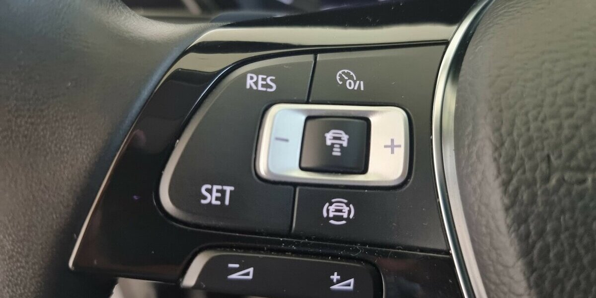 VW Touran Highline BMT DSG LED AHK ACC Navi 7-Sitze 91.700 km 26.900 &euro; Garrel 49681