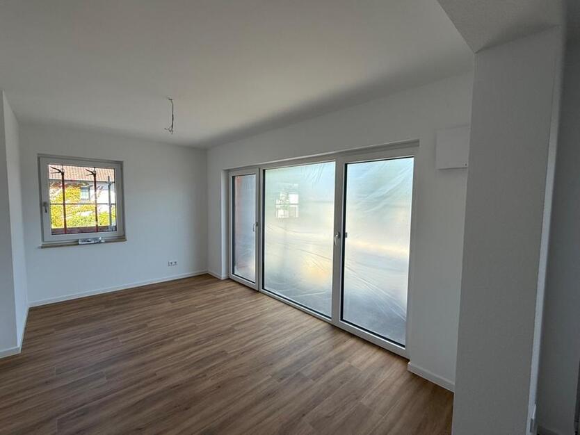 Lichtdurchflutete 3-Zimmer Wohnung mit Balkon in Güntersleben zimmer