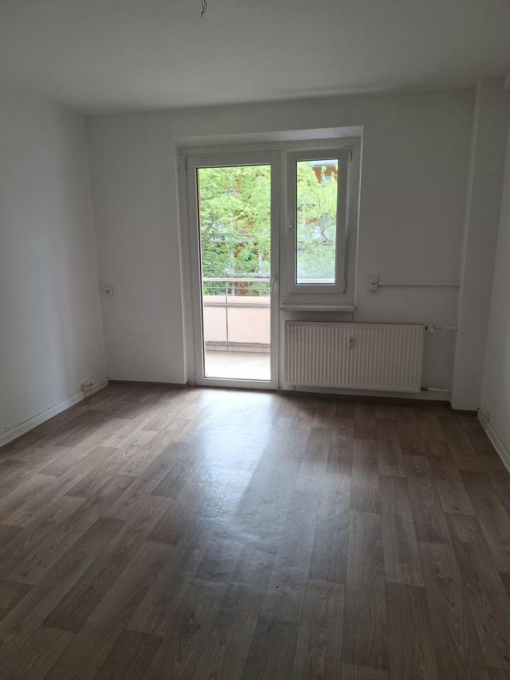 Attraktive 2 Zimmer Wohnung Balkon und EBK . Für Rentner 54 m2