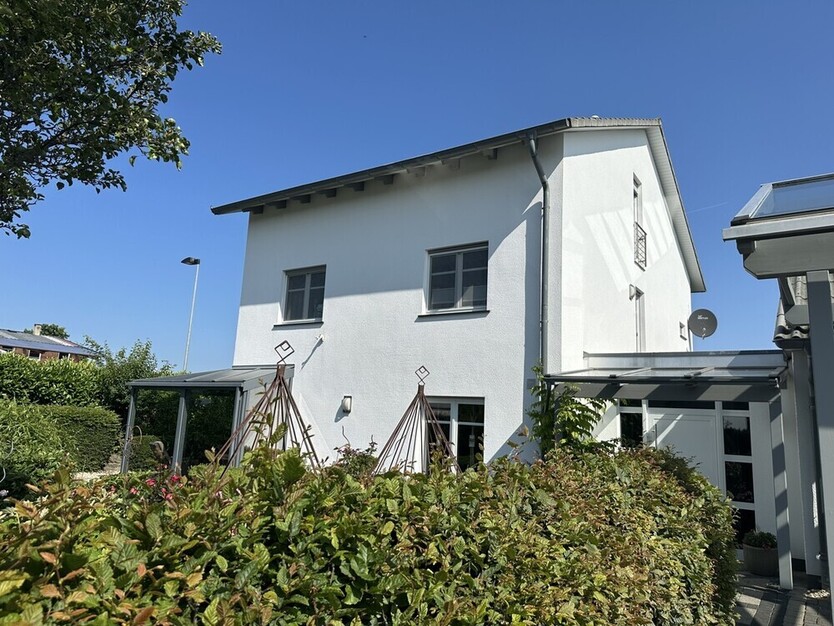 Großzügiges Wohnen und Arbeiten vereint Einfamilienwohnhaus mit Gewerbeeinheit!