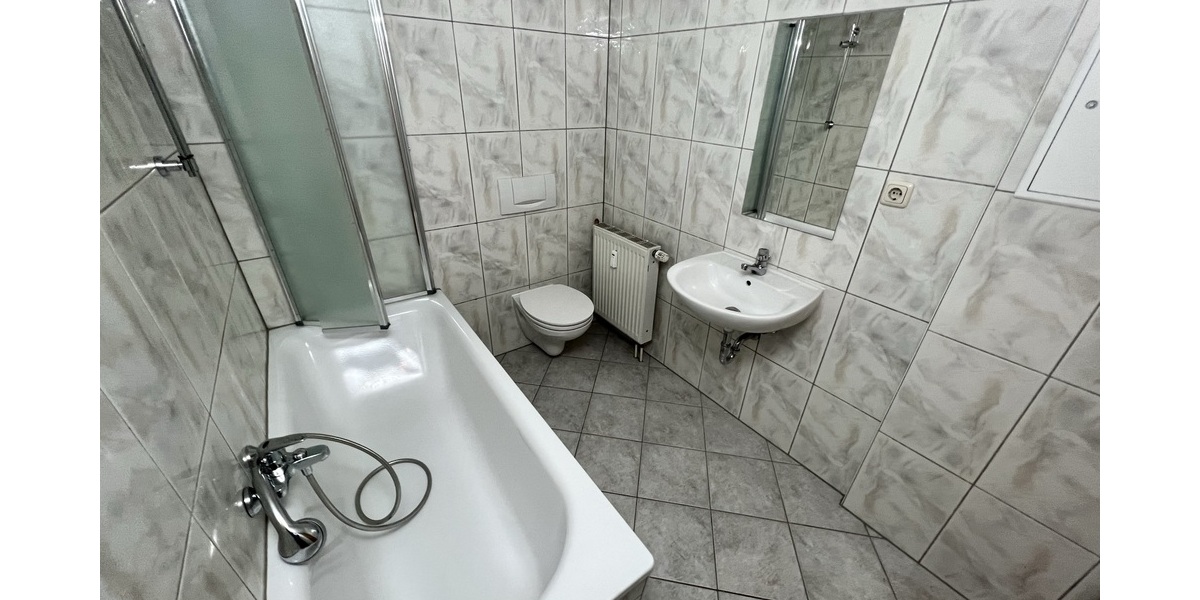Renditeobjekt: zentrumsnahe 3-Raum-ET-Wohnung mit Stellplatz - Dachgeschoßwohnung Gera Ostviertel | Angebot:26464090