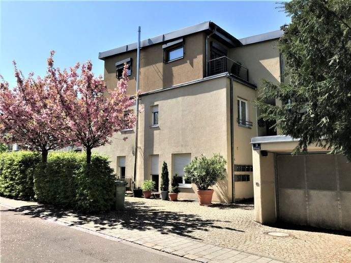 Zentrumsnah 2-Zi-OG-WHG - EBK, Speise, Kellerabteil, großer Balkon, TG-Stellplatz - frei ab 01.10.25