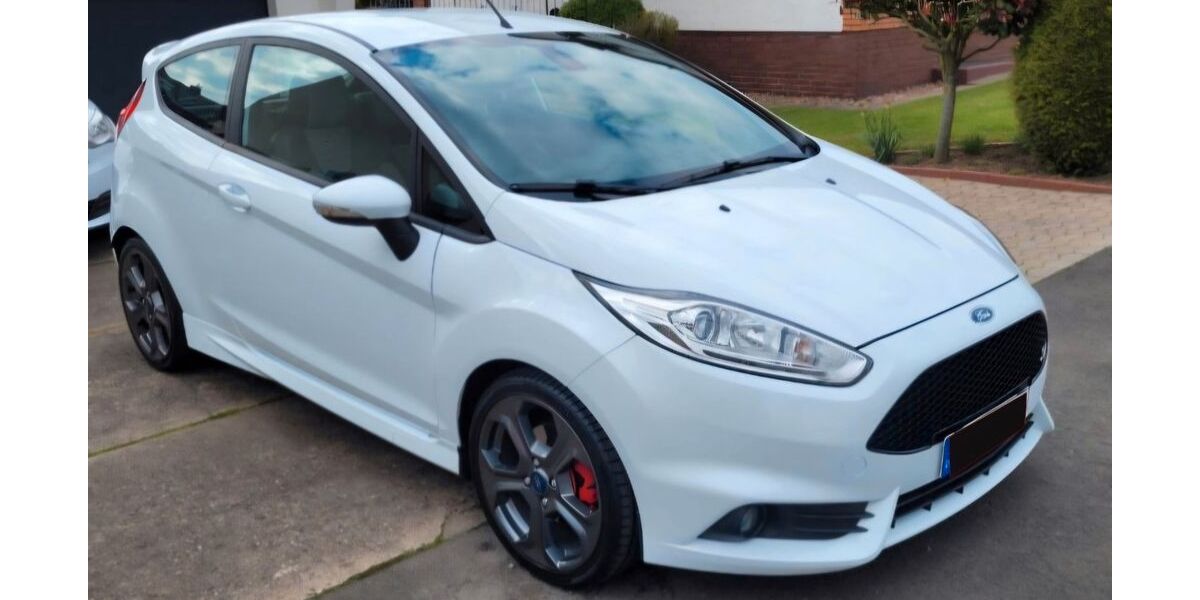 Ford Fiesta 138.000 km 9.299 &euro; Löhne 32584