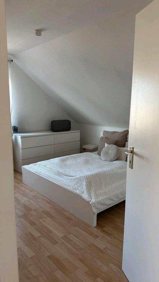 Helle 3-Zimmer-Dachgeschoßwohnung mit Balkon und Garage
