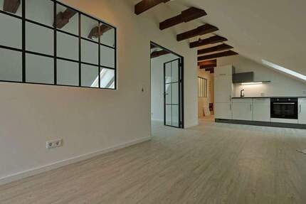 Exklusive Dachgeschosswohnung - Fußbodenheizung, Designglas, EBK & Sichtbalken 3 zimmer