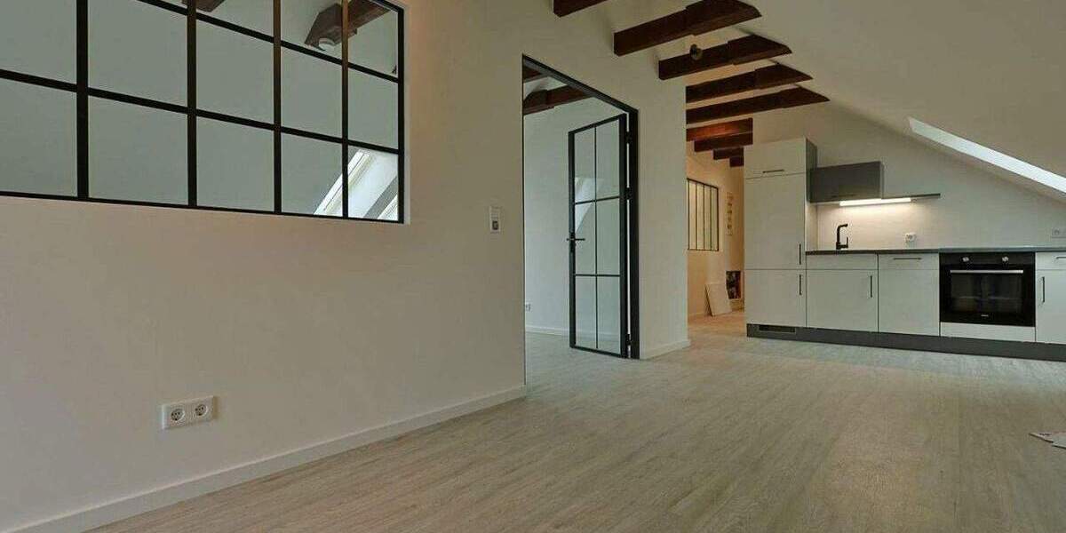 Exklusive Dachgeschosswohnung - Fußbodenheizung, Designglas, EBK & Sichtbalken 3 zimmer