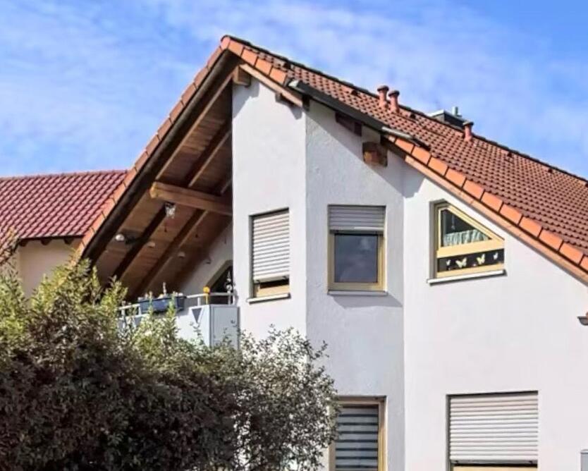 4,5-Zi. ausg. Dachgeschosswohnung mit Balkon, Stellplatz Garten zimmer