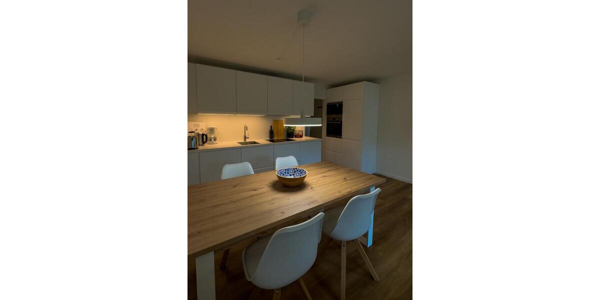 Möblierte 3 Zimmer Wohnung mit Balkon und Tiefgaragen-Stellplatz zimmer