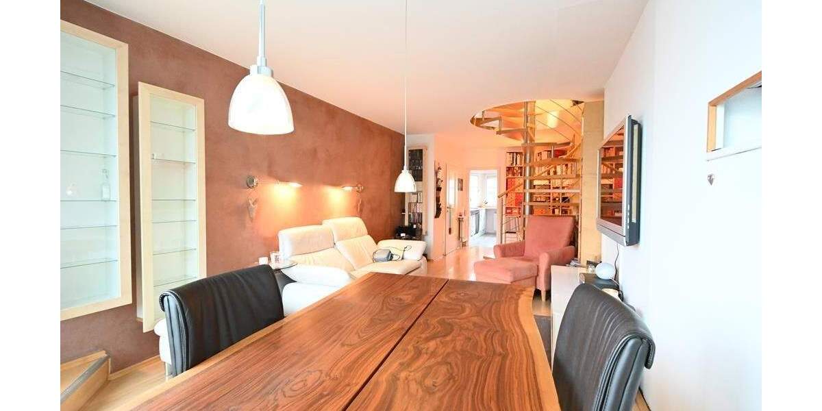 Sonnenverwöhnte, modernisierte Maisonettewohnung * Terrasse * Gäste-WC * Garage * ca. 85m² 3 zimmer