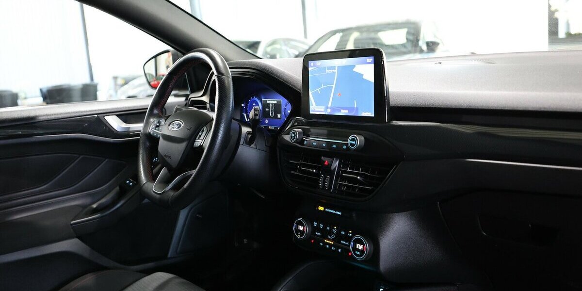 Ford Focus Tunier 1.5 EB ST-LINE-X SPORT / PANORAMA 108.000 km 18.444 &euro; Hamm 59077